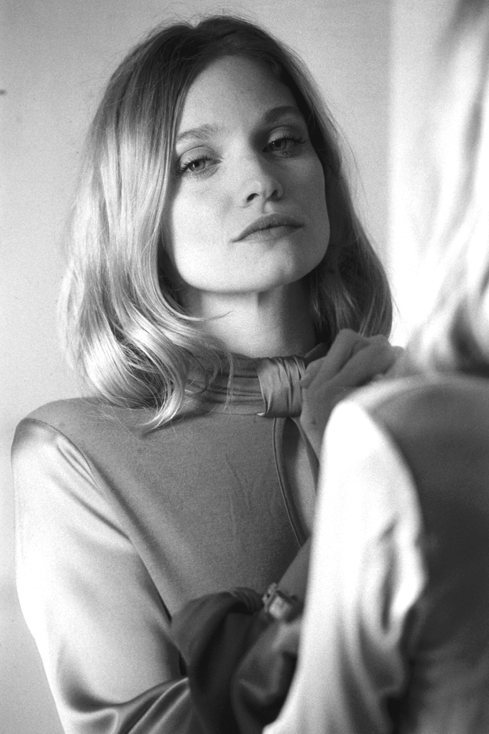 Leslie Masson in front of mirror photographed by Luigi Cassinelli